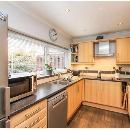 Twin Room In Crawley,Gatwick,West Sussex Ifield المظهر الخارجي الصورة